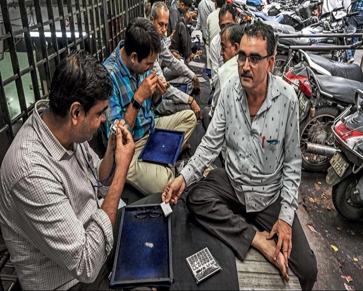 Surat : बैंकों को अब हीरा उद्योग पर भरोसा नहीं रहा