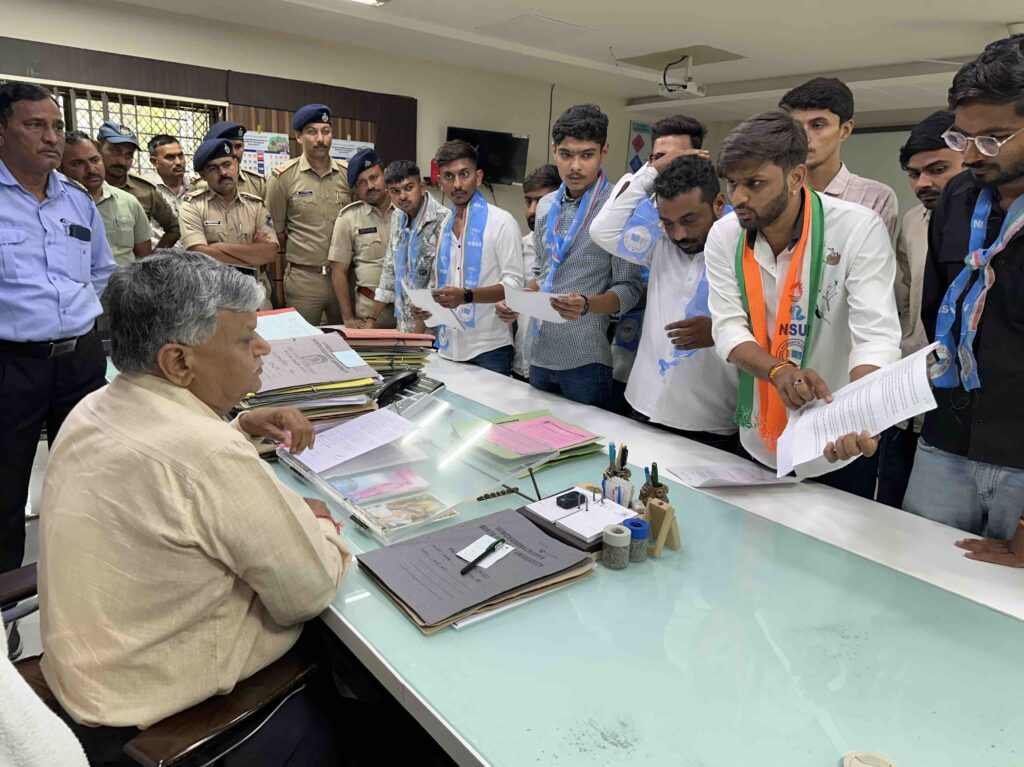 Gujarat university બહાર NSUIના વિરોધ પ્રદર્શન દરમિયાન ઘર્ષણ: વ્યાયામવીરો માટે ન્યાયની લડત