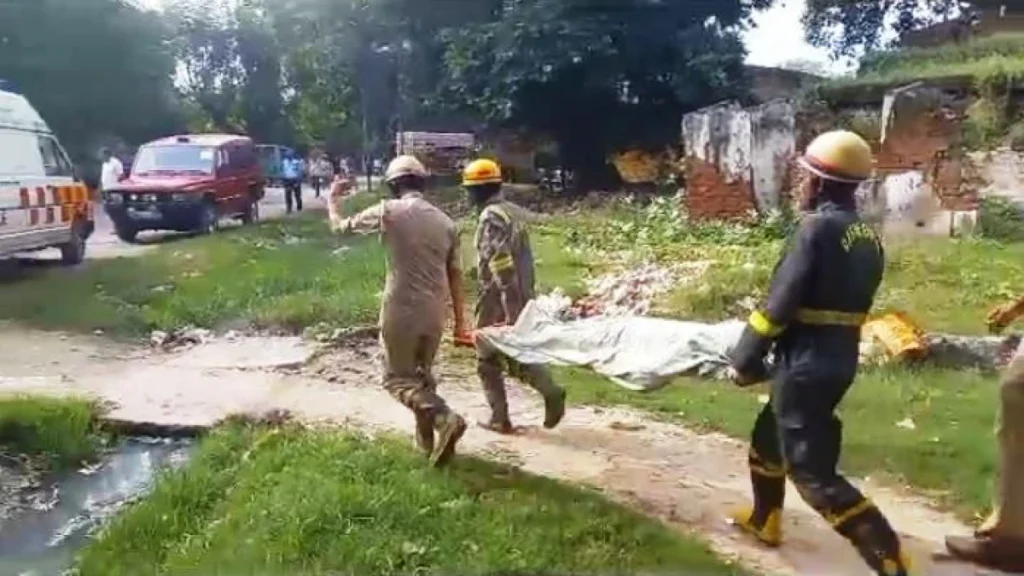 Gujarat : ત્રણ માળનું જર્જરિત મકાન અચાનક ધરાશાયી, મોટી દુર્ઘટના ટળી…